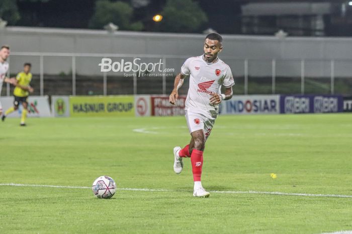 Pemain PSM Makassar, Yakob Sayuri, sedang menguasai bola dalam laga pekan ke-21 Liga 1 2021 di Stadion Kompyang Sujana, Bali, 28 Januari 2022.