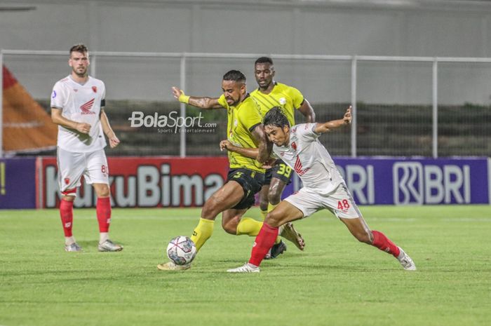 Penyerang Barito Putera, Rafael Silva (kiri), sedang berebut bola dengan gelandang PSM Makassar, Muhammad Arfan (kanan), dalam laga pekan ke-21 Liga 1 2021 di Stadion Kompyang Sujana, Bali, 28 Januari 2022.