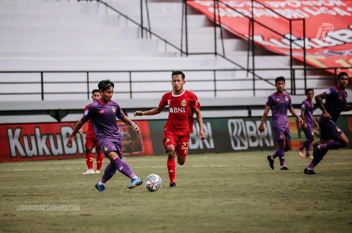 Bhayangkara FC versus Persik Kediri pada laga pekan ke-21 Liga 1 2021-2022 di Stadion I Wayan Dipta, Gianyar, Bali, Jumat (28/1/2022).