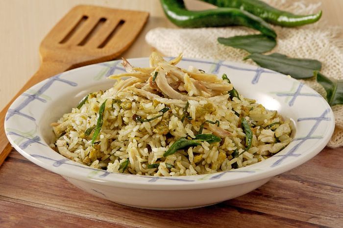 Sajian nasi goreng daun jeruk yang sedap, cocok untuk sarapan enak.