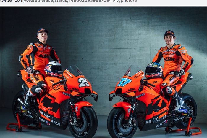 Raul Fernandez (kiri) dan Remy Gardner (kanan) pada acara peluncuran tim KTM Tech3 jelang MotoGP 2022.