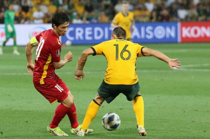 Striker Timnas Vietnam Nguyen Cong Phuong (kiri) berebut bola dengan bek Australia Joel King dalam Kualifikasi Piala Dunia 2020 putaran ketiga zona Asia, Kamis (27/1/2022).