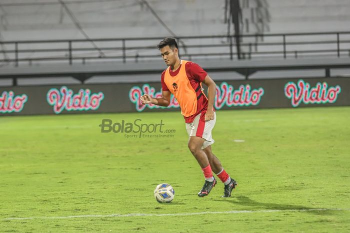 Penyerang timnas Indonesia, Muhammad Rafli, sedang menguasai bola dalam latihannya di Stadion Kapten I Wayan Dipta, Gianyar, Bali, 27 Januari 2022.