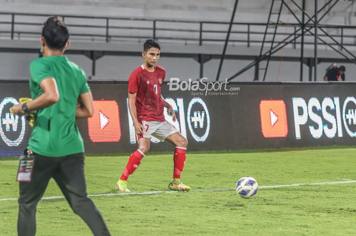 Pemain timnas Indonesia, Marselino Ferdinan (jersey merah), sedang menguasai bola di Stadion Kapten I Wayan Dipta, Gianyar, Bali, 27 Januari 2022.