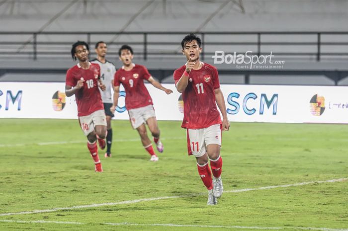 Pratama Arhan (kanan) nampak sedang melakukan selebrasi seusai mencetak satu gol timnas Indonesia di Stadion Kapten I Wayan Dipta, Gianyar, Bali, 27 Januari 2022.