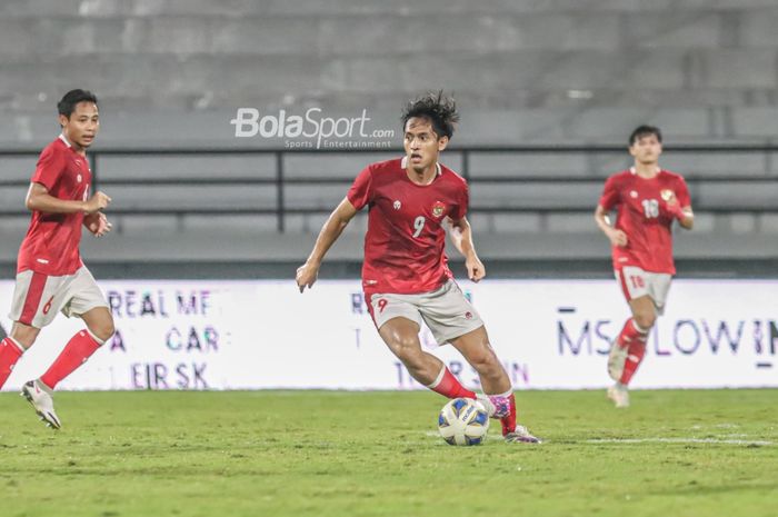 Penyerang timnas Indonesia, Hanis Sagara Putra (tengah), sedang menguasai bola di Stadion Kapten I Wayan Dipta, Gianyar, Bali, 27 Januari 2022.