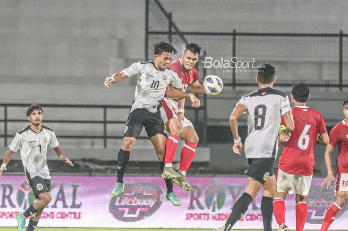 Pemain timnas Indonesia, Rachmat Irianto (kanan), sedang berduel udara dengan pilar timnas Timor Leste, Mouzinho Barreteo De Lima (kiri), di Stadion Kapten I Wayan Dipta, Gianyar, Bali, 27 Januari 2022.