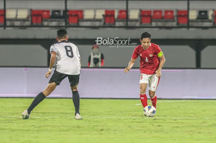 Gelandang timnas Indonesia, Evan Dimas (kanan), sedang menguasai bola di Stadion Kapten I Wayan Dipta, Gianyar, Bali, 27 Januari 2022.