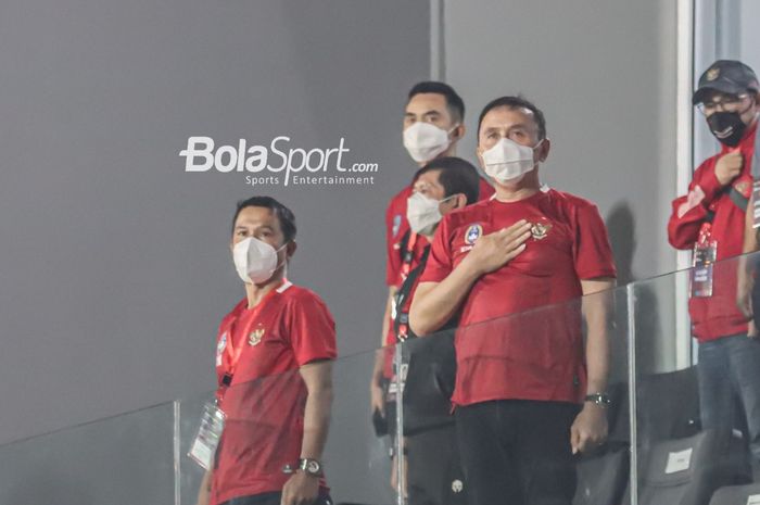 Jajaran PSSI yang diantaranya ada Yunus Nusi (kiri) dan Mochamad Iriawan (kanan) sedang khidmat menyanyikan lagu Indonesia Raya di Stadion Kapten I Wayan Dipta, Gianyar, Bali, 27 Januari 2022.