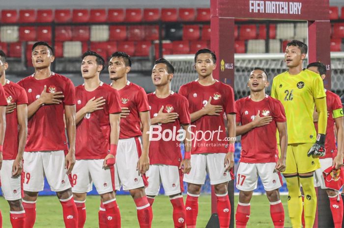 Skuat timnas Indonesia (skuad timnas Indonesia) sedang khidmat menyanyikan lagu kebangsaan Indonesia Raya di Stadion Kapten I Wayan Dipta, Gianyar, Bali, 27 Januari 2022.