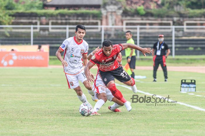 Gelandang Bali United, Eber Bessa (jersey merah), sedang menguasai bola dan dibayangi sejumlah pemain Borneo FC termasuk Leo Guntara (jersey putih) dalam laga pekan ke-21 Liga 1 2021 di Stadion Gelora Ngurah Rai, Bali, 29 Januari 2022.