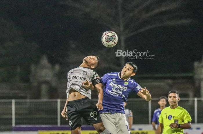 Pemain Tira Persikabo, Manahati Lestusen (kiri), sedang berebut bola dengan pilar Persib Bandung, Esteban Vizcarra (kanan), dalam laga pekan ke-21 Liga 1 2021 di Stadion Gelora Ngurah Rai, Bali, 29 Januari 2022.