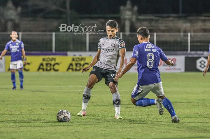 Pemain Tira Persikabo, Dimas Drajad (kiri), sedang menguasai bola dan dibayangi lawannya dalam laga pekan ke-21 Liga 1 2021 di Stadion Gelora Ngurah Rai, Bali, 29 Januari 2022.