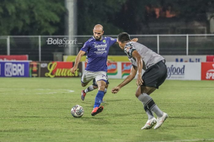 Gelandang Persib Bandung, Mohammed Rashid (kiri), akan menendang bola dalam laga pekan ke-21 Liga 1 2021 di Stadion Gelora Ngurah Rai, Bali, 29 Januari 2022.