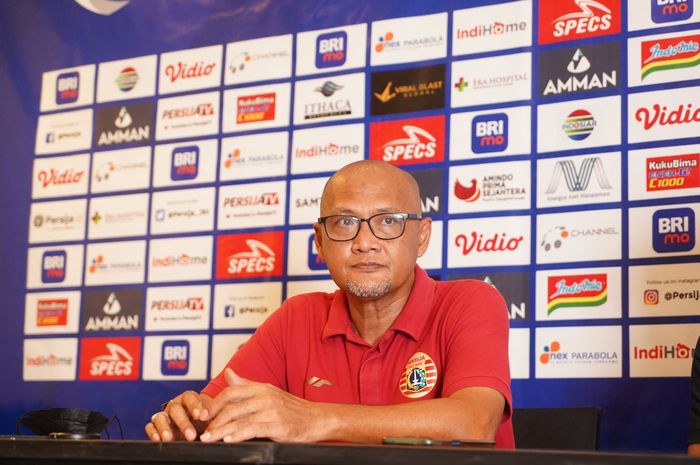 Pelatih Persija Jakarta, Sudirman, dalam sesi jumpa pers jelang laga melawan Persiraja, Sabtu (29/1/2022).