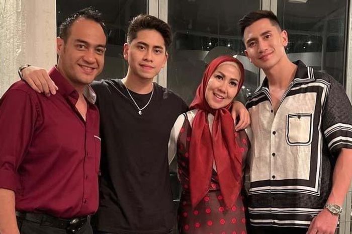 Verrell Bramasta yang berfoto dengan Ferry Irawan dan Venna Melinda