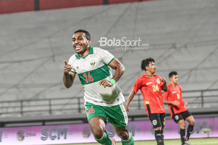 Pemain timnas Indonesia, Terens Puhiri, melakukan selebrasi seusai mencetak satu gol dalam laga di Stadion Kapten I Wayan Dipta, Gianyar, Bali, 30 Januari 2022.