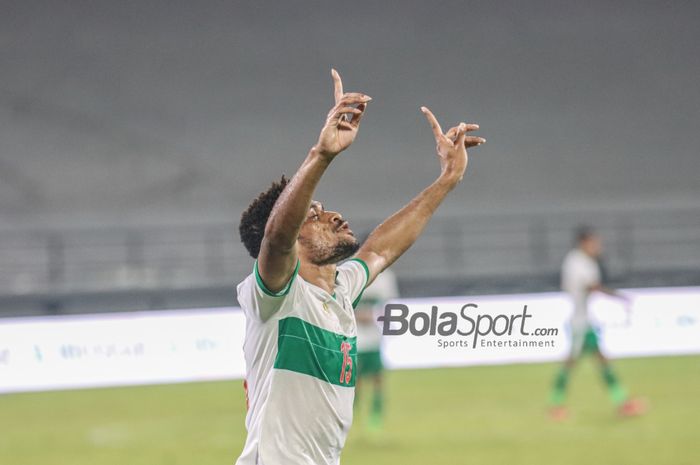 Pemain timnas Indonesia, Ricky Kambuaya, melakukan selebrasi seusai mencetak satu gol dalam laga di Stadion Kapten I Wayan Dipta, Gianyar, Bali, 30 Januari 2022.