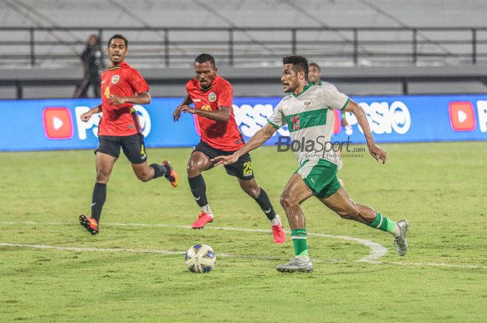 Gelandang timnas Indonesia, Ricky Kambuaya (kanan), nampak sedang menguasai bola dalam laga di Stadion Kapten I Wayan Dipta, Gianyar, Bali, 30 Januari 2022.