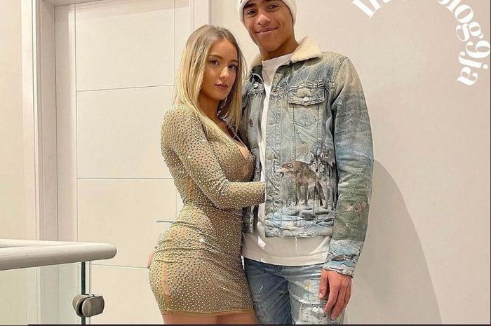 Pemain Manchester United, Mason Greenwood bersama sang pacar, Harriet Robsen terlihat mesra sebelum kasus kekerasannya terjadi.