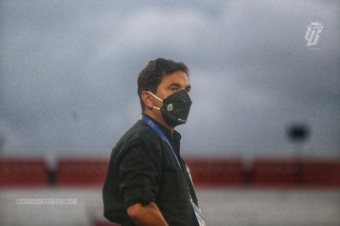 Pelatih Arema FC, Eduardo Almeida sedang mengamati pemainnya saat melawan PSIS Semarang pada laga pekan ke-20 Liga 1 2021-2022 di Stadion Kapten I Wayan Dipta, Gianyar, Senin (17/1/2022).