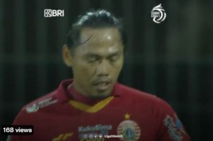 Tony Sucipto gagal mengeksekusi penalti di laga Persija Jakarta Vs Persiraja Banda Aceh dalam laga pekan ke-22 Liga 1 2021-2022 di Stadion I Gusti Ngurah Rai, Denpasar, Minggu (29/1/2022).