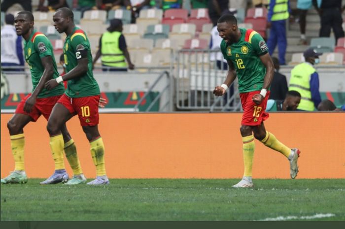 Karl Toko Ekambi (paling kanan), memborong gol Kamerun saat mengalahkan Gambia di perempat final Piala Afrika 2021, Sabtu (29/1/2022) di Douala.