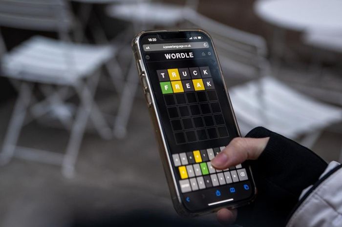 Ilustrasi game smartphone Worldle.