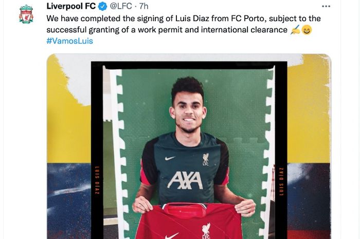 Pemain baru Liverpool, Luiz Diaz, menunjukkan seragam timnya di akun media sosial klub.