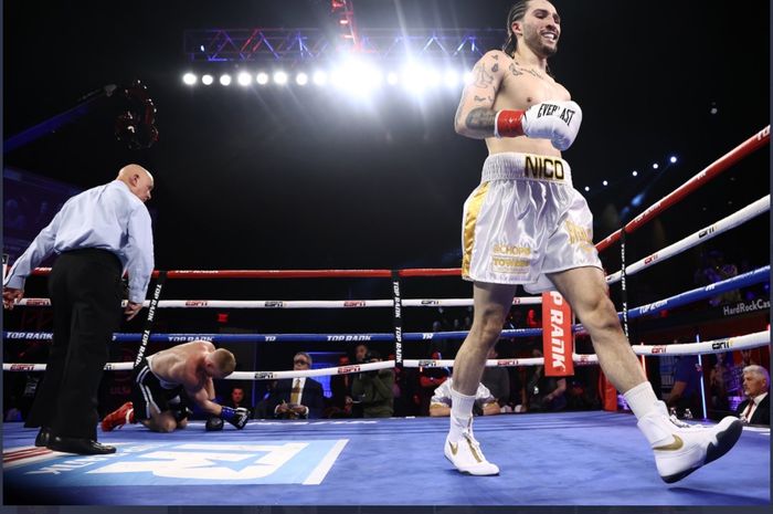 Cucu Muhammad Ali, Nico Ali Walsh, meraih kemenangan TKO atas Jeremiah Yeager, Sabtu (29/1/2022) di Oklahoma.