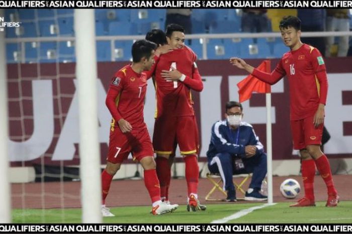 Para pemain timnas Vietnam merayakan gol ke gawang China di My Dinh Stadium, Hanoi pada Selasa (1/2/2022) dalam babak ketiga Kualifikasi Piala Dunia 2022 zona Asia