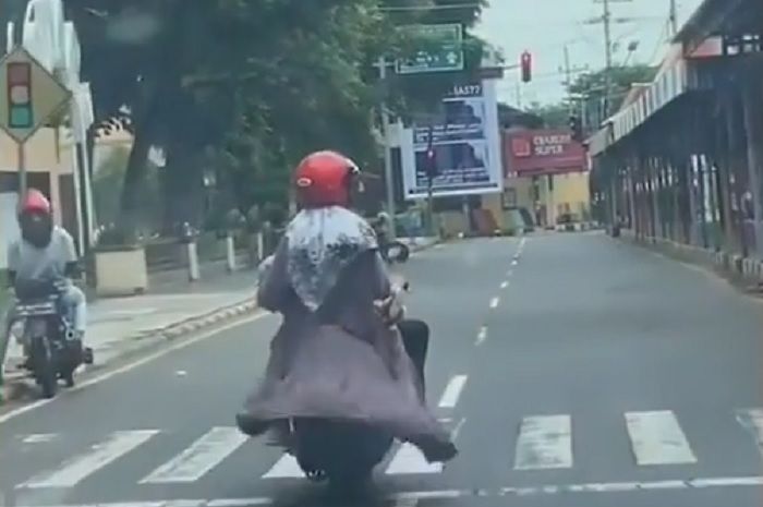 Cewek Berhijab Perhatikan ini Saat Naik Motor, Bahaya Bagi diri Sendiri