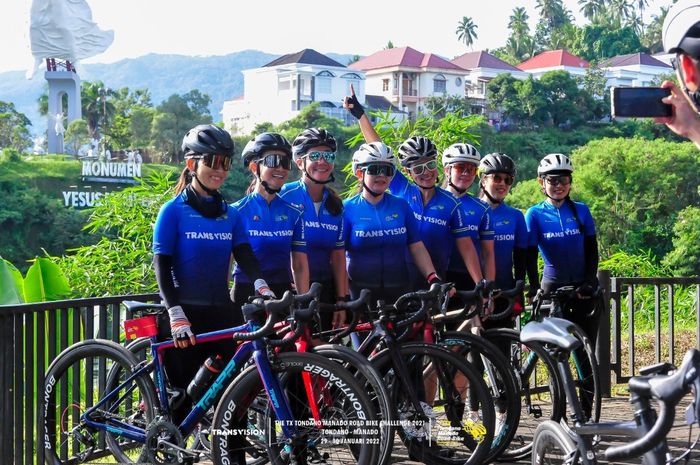 Para selebrgam mengikuti lomba balap sepeda bertajuk The TX Tondano Manado 2021