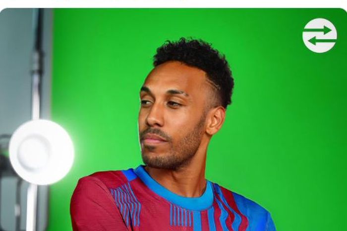 Barcelona akhirnya resmi mengumumkan kedatangan Pierre-Emerick Aubameyang dari Arsenal. El Barca mengontrak Aubameyang hingga 2025 dan memagari sang striker dengan klausul pelepasan senilai 100 juta euro (sekitar Rp 1,6 triliun).