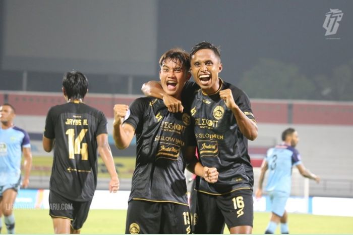 Ridwan Tawainella merayakan golnya saat Arema FC mengalahkan Persela Lamongan di pekan ke-22 Liga 1 musim 2021-22 pada Selasa (1/2/2022) di Stadion Kapten I Wayan Dipta, Gianyar, Bali