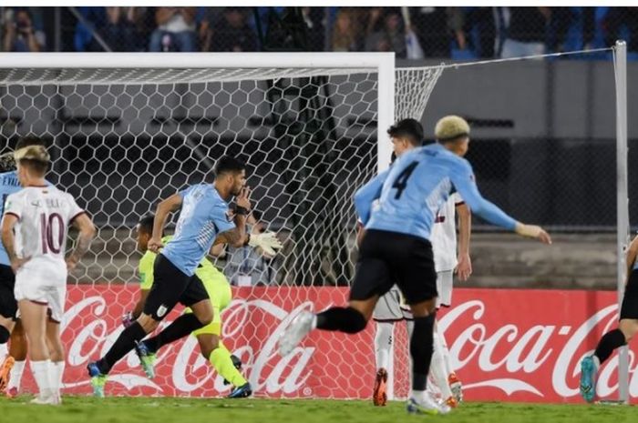 Luis Suarez mencetak gol dalam kemenangan 4-1 Uruguay atas Venezuela dalam lanjutan Kualifikasi Piala Dunia 2022 zona Conmebol, Selasa (1/2/2022) di Montevideo.