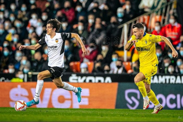 Pemain yang dicap sebagai Lionel Messi asal Spanyol, Bryan Gil (kiri), mencuri perhatian di laga debutnya dengan membawa Valencia ke semifinal Copa del Rey 2021-2022.