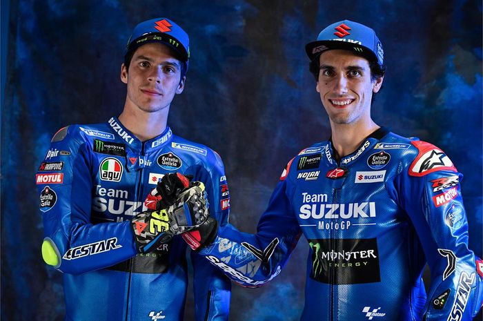 Pembalap Suzuki Ecstar, Joan Mir dan Alex Rins, dalam sesi pemotretan untuk peluncuran tim menjelang MotoGP 2022.