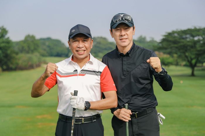 Menpora Zainudin Amali dan pelatih timnas Indonesia, Shin Tae-yong berfoto setelah bermain golf bersama di Royal Halim, Jakarta, Jumat (4/2/2022).