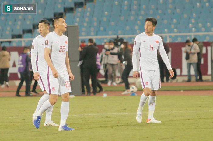 Para pemain Timnas China saat dikalahkan Vietnam dalam laga babak ketiga Kualifikasi Piala Dunia 2022, Selasa (1/2/2022)