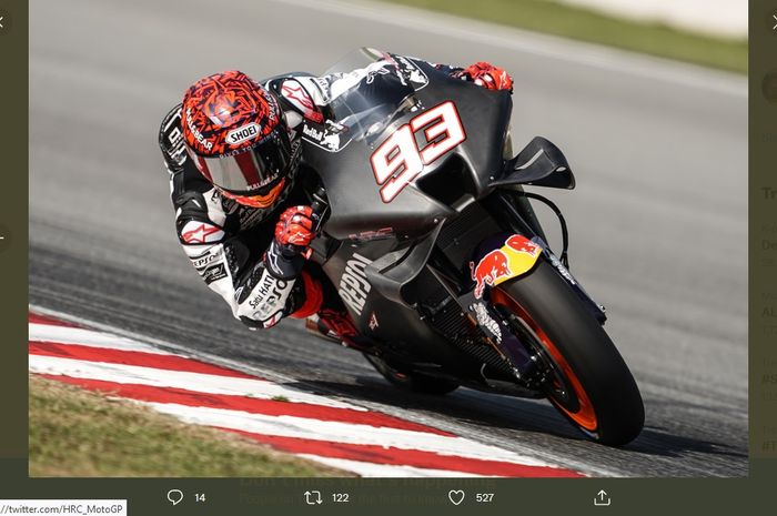Pembalap Repsol Honda, Marc Marquez, memakai livery serba-hitam pada tes pramusim MotoGP 2022 di Sirkuit Sepang, Malaysia, 5 Februari 2022.
