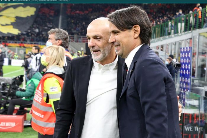 Pelatih AC Milan, Stefano Pioli, dan pelatih Inter Milan, berpose bersama dalam Derby della Madonnina jilid pertama musim 2021-2022.