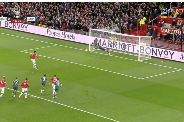 Cristiano Ronaldo gagal cetak gol lewat tendangan penalti saat Manchester United hadapi Middlesbrough di Piala FA (4/2/2022).