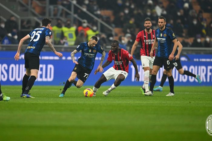 Duel lini tengah antara Marcelo Brozovic dan Franck Kessie pada laga Inter Milan versus AC Milan.