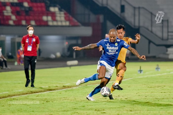 Pertandingan Persib vs Bhayangkara FC di Liga 1 2021/2022.