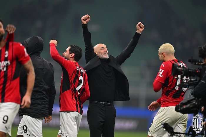 Para pemain dan pelatih AC Milan merayakan kemenangan atas Inter Milan di Liga Italia
