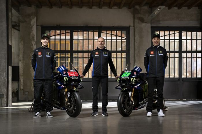 Direktur tim Monster Energy Yamaha MotoGP Massimo Meregalli (tengah) blak-blakan sebut prioritaskan tes MotoGP 2022 di sirkuit Mandalika Indonesia