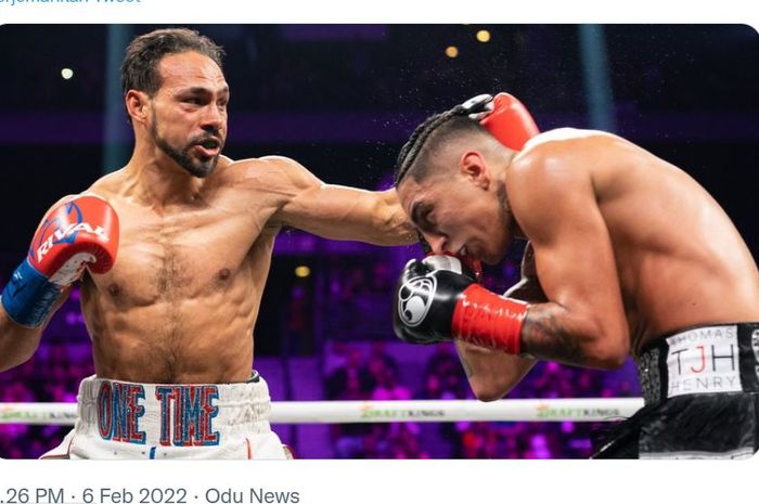 Aksi Keith Thurman (kiri) saat melawan Mario Barrios, Minggu (6/2/2022)