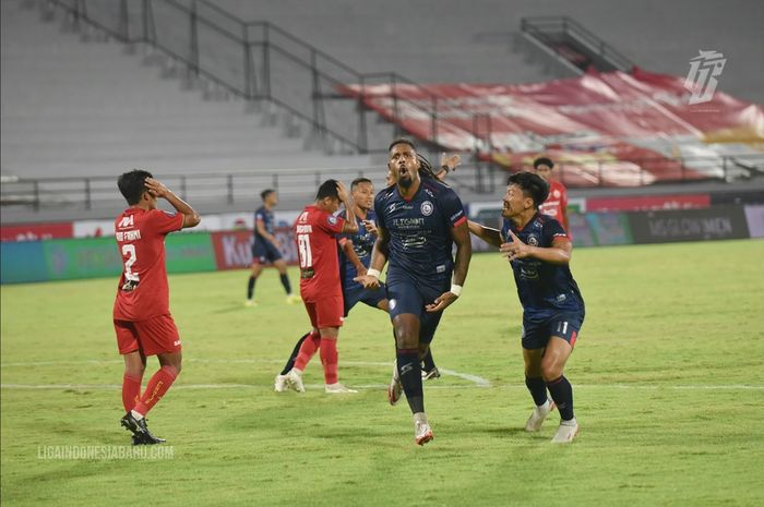 Striker Arema FC, Carlos Fortes melakukan selebrasi setelah mencetak gol ke gawang Persija Jakarta pada laga pekan ke-23 di Stadion Kapten I Wayan Dipta, Gianyar, Sabtu (5/2/2022).