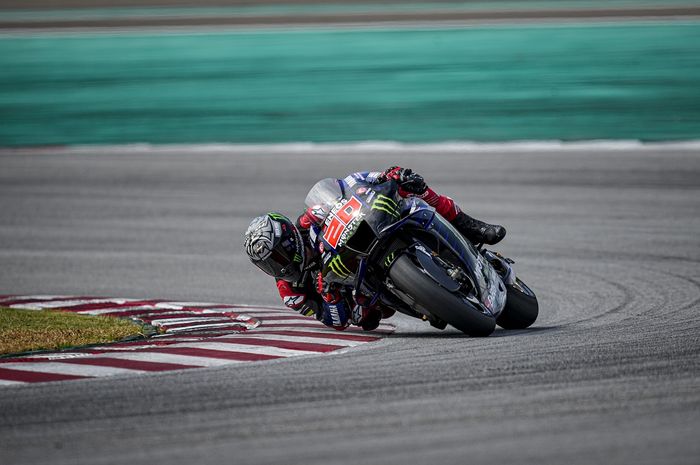 Pembalap Monster Energy Yamaha, Fabio Quartararo, saat tampil pada tes pramusim MotoGP di Sirkuit Sepang, Malaysia, 5 Februari 2022.